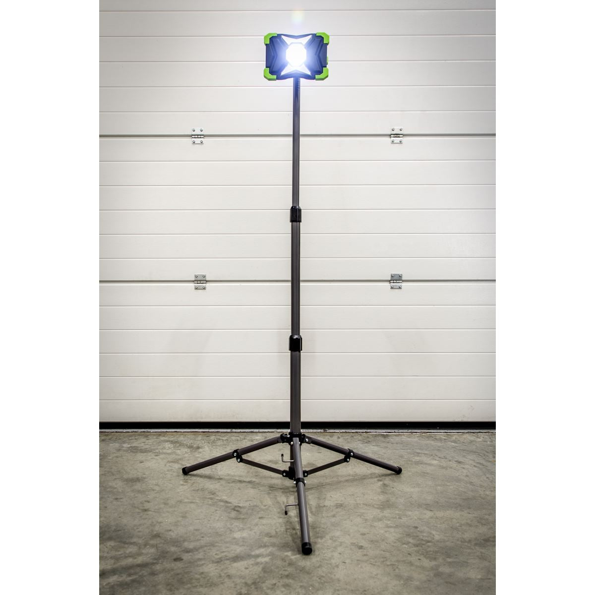 Sealey 30W COB LED Portable Floodlight & Telescopic Tripod LED3000PBKIT