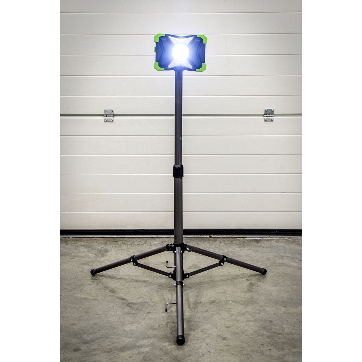 Sealey 30W COB LED Portable Floodlight & Telescopic Tripod LED3000PBKIT