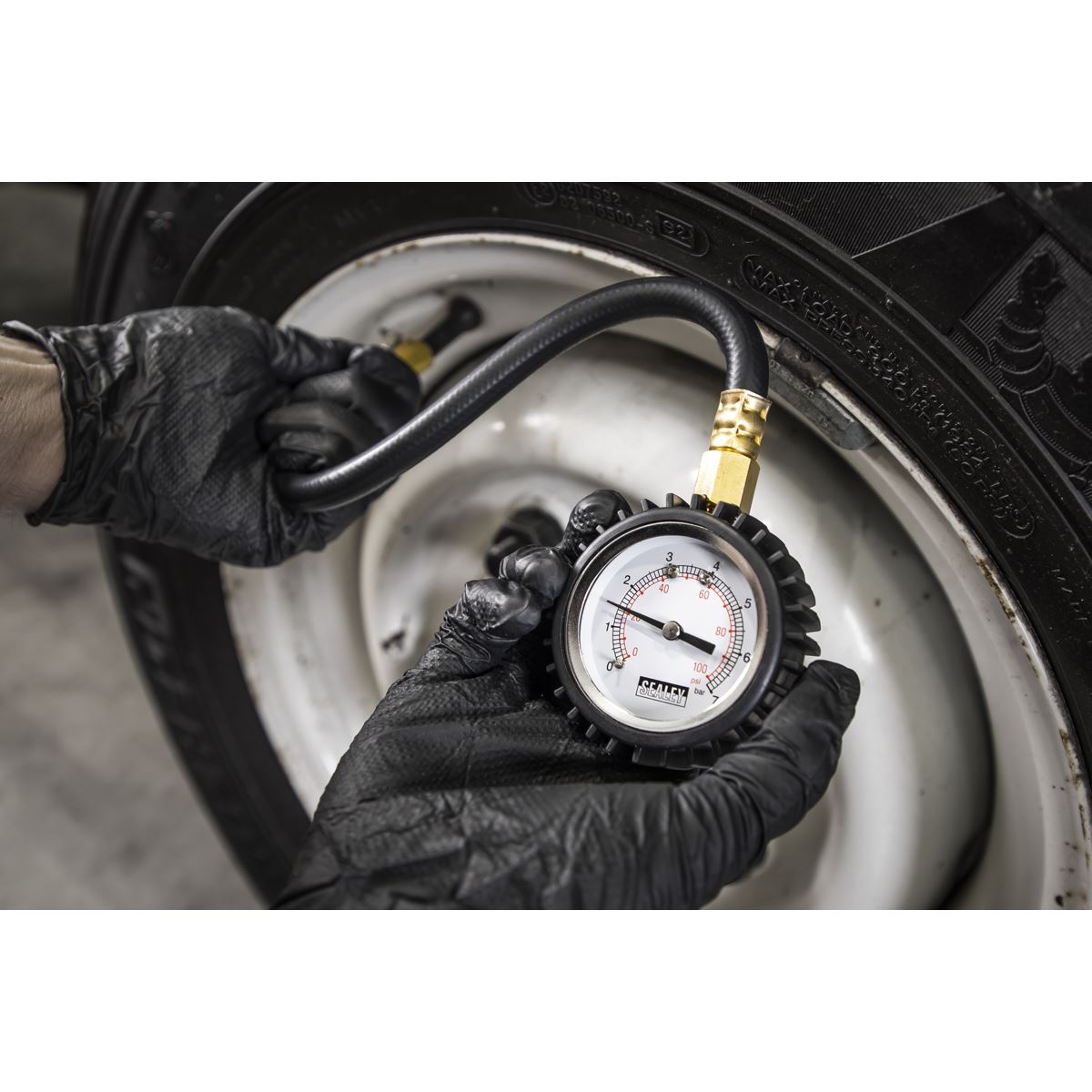 Sealey Tyre Pressure Gauge with Clip-On Chuck 0-7bar(0-100psi) TST/PG6